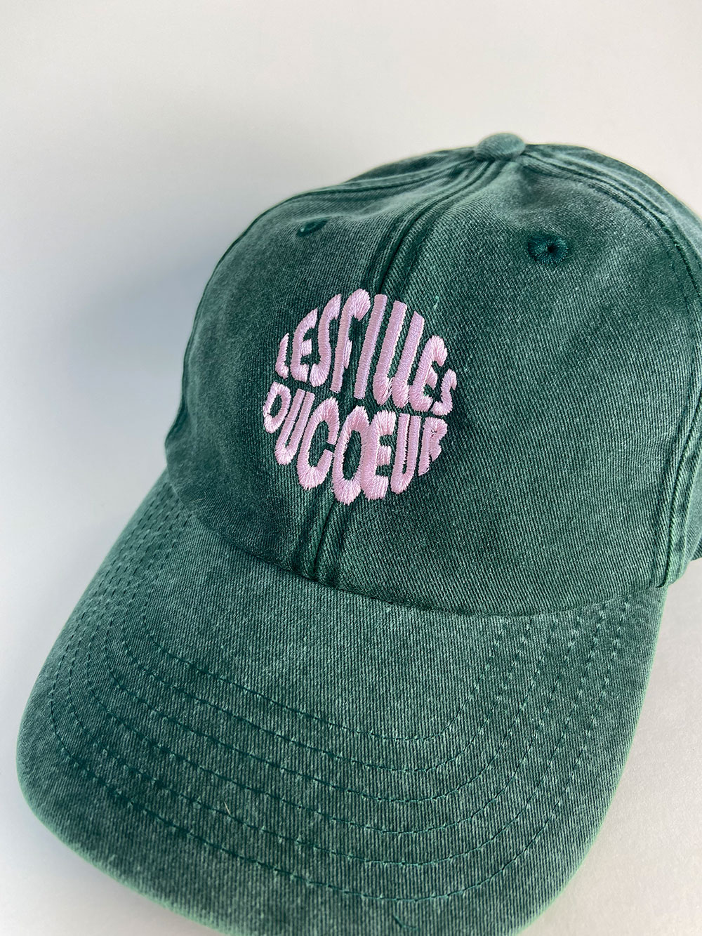 Embroidered shield cap bottle green - pink – Bild 3