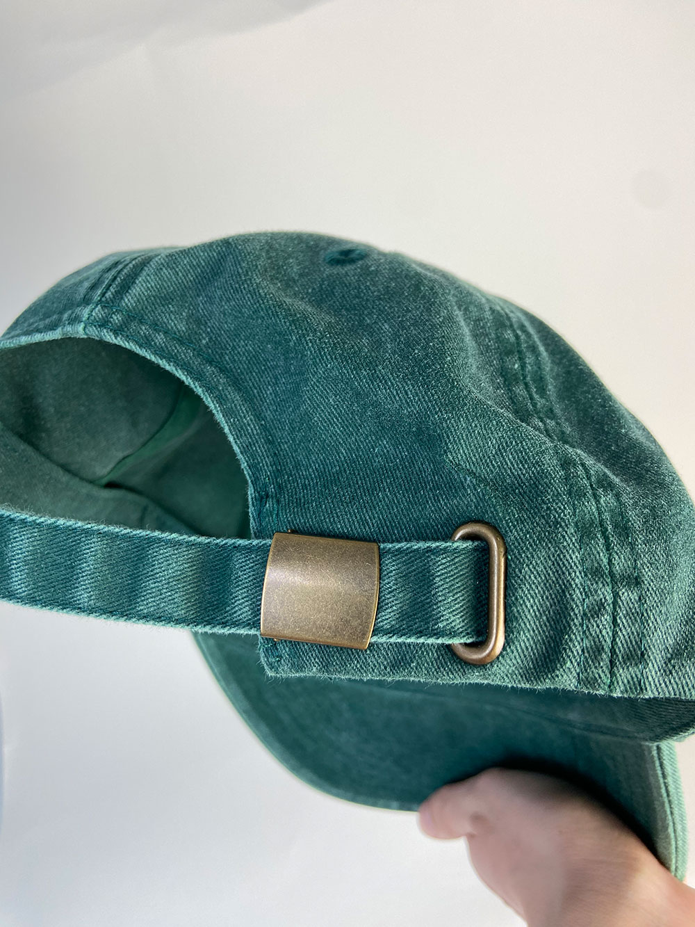 Embroidered shield cap bottle green - pink – Bild 4