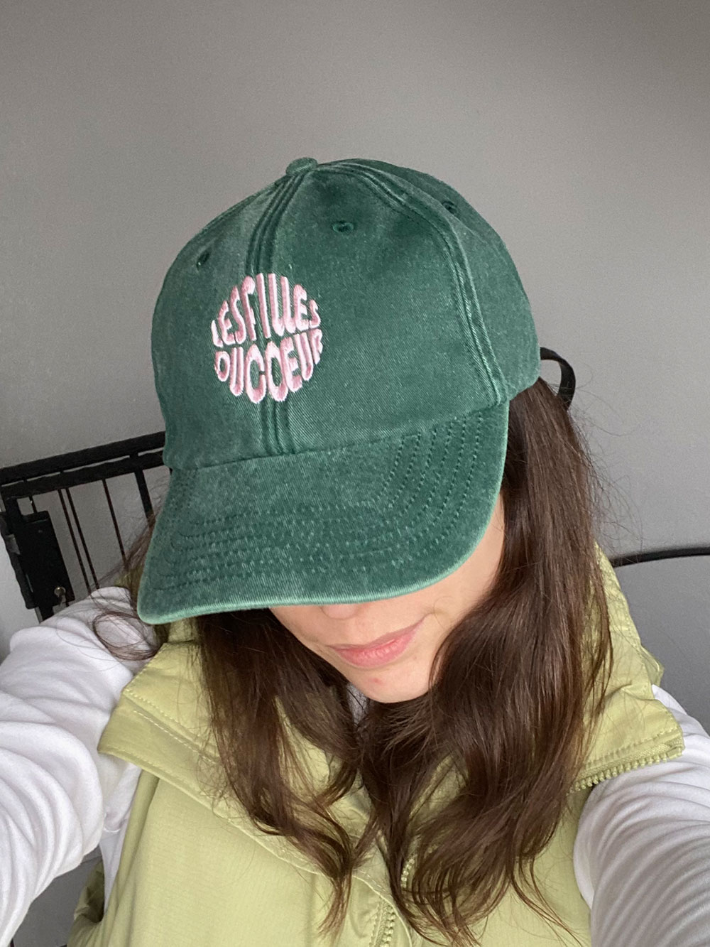 Embroidered shield cap bottle green - pink – Bild 5