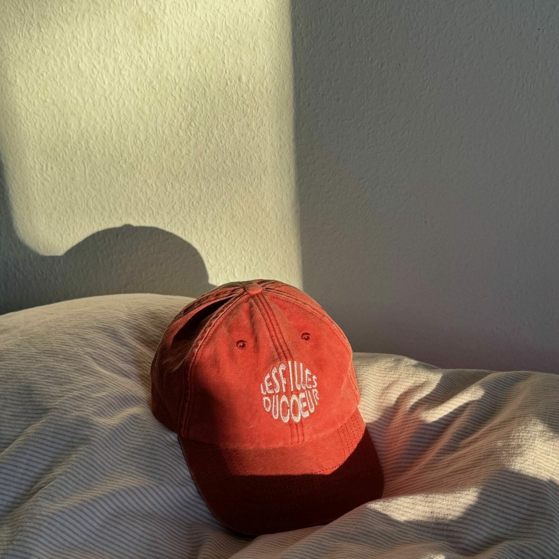 Bestickte Schildkappe rostorange - rosa