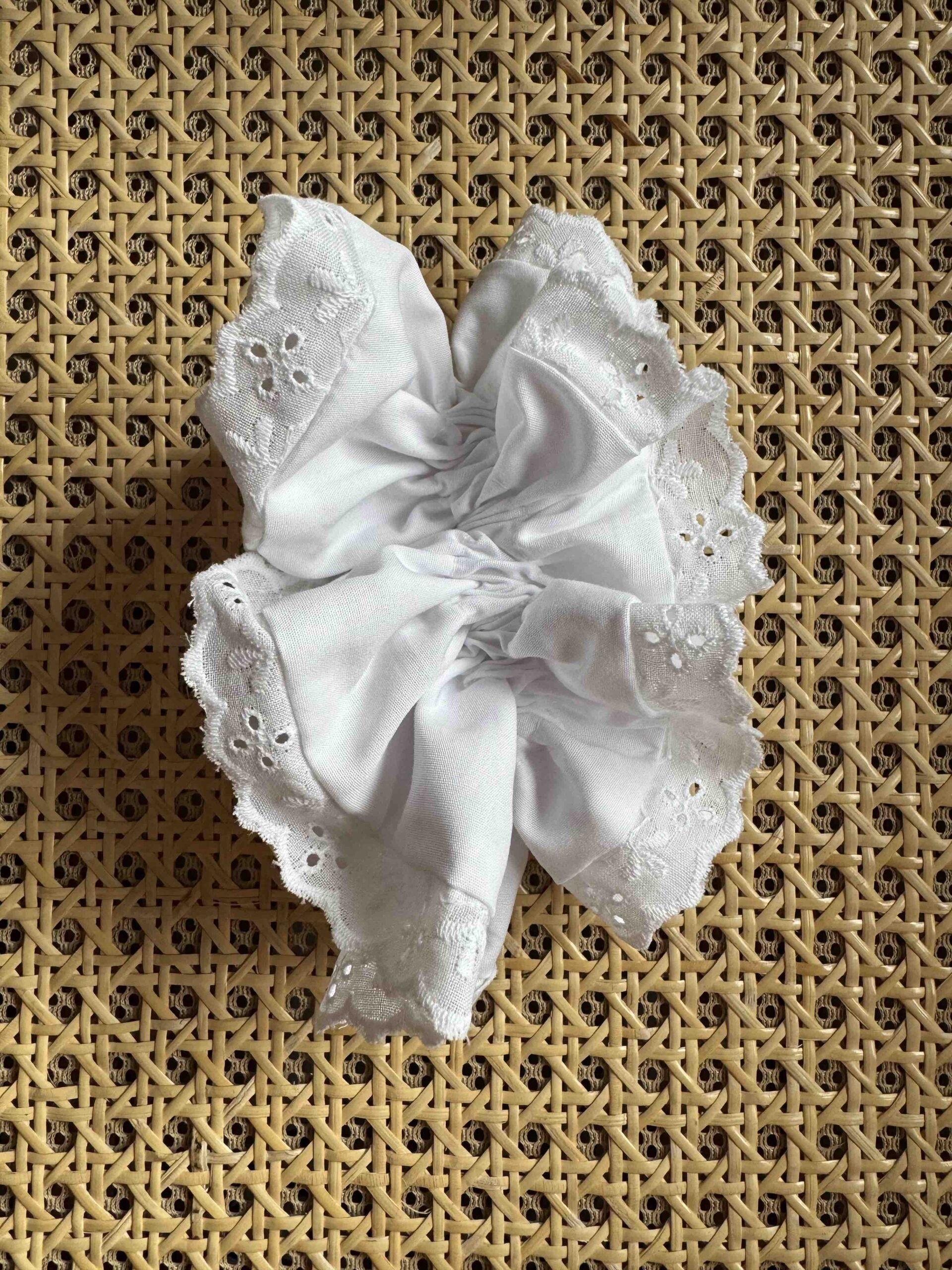Spitzen Scrunchie mit Rüschen – Bild 3