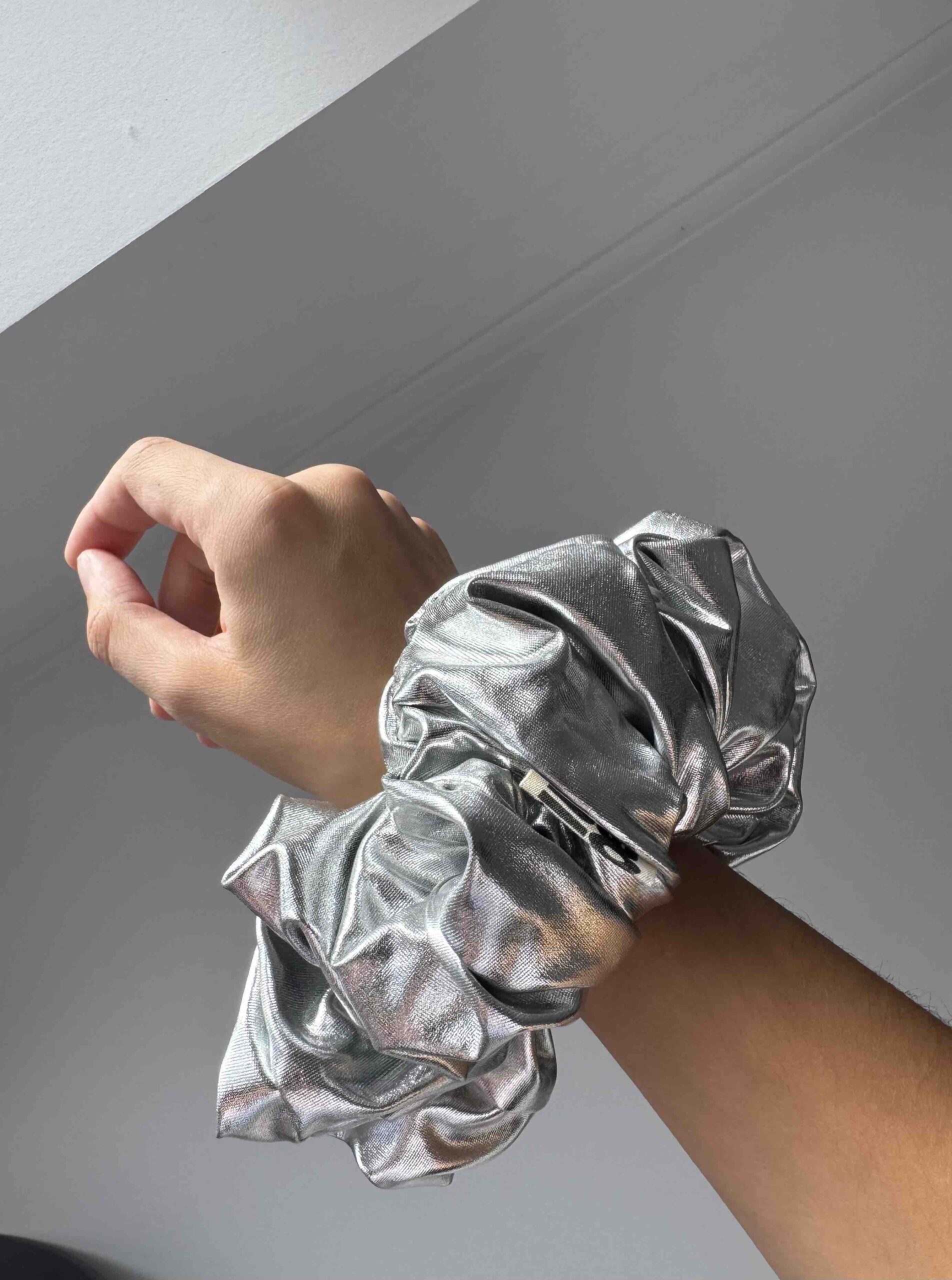 Ultra massive Scrunchie Silver – Bild 3
